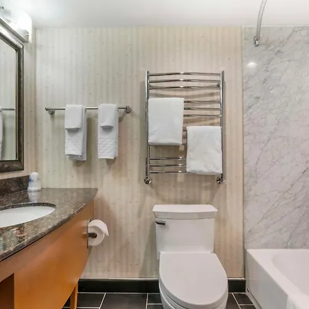 Best Western Plus Kelowna Hotel & Suites Exterior photo