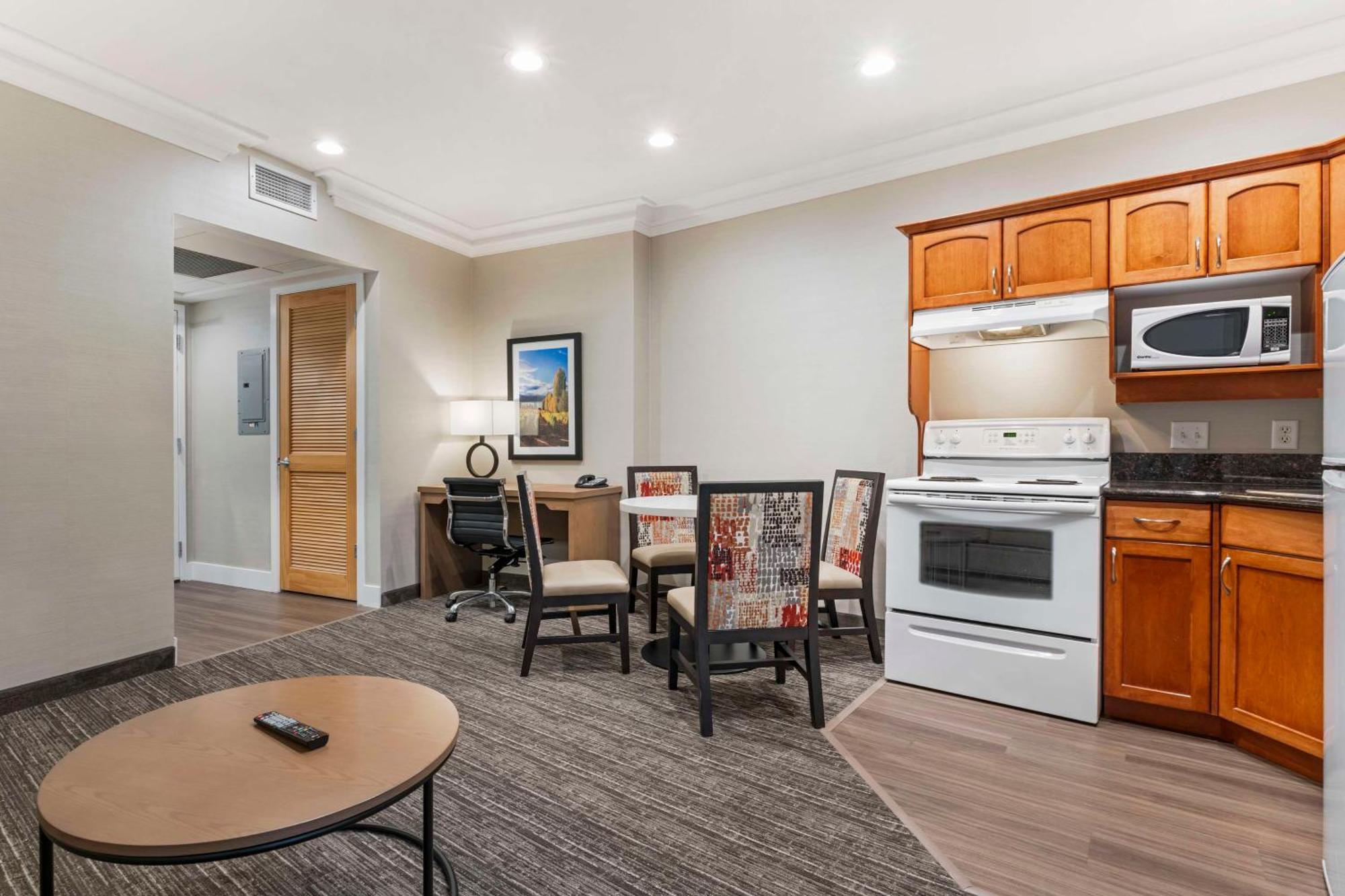 Hotel Western & Kelowna
